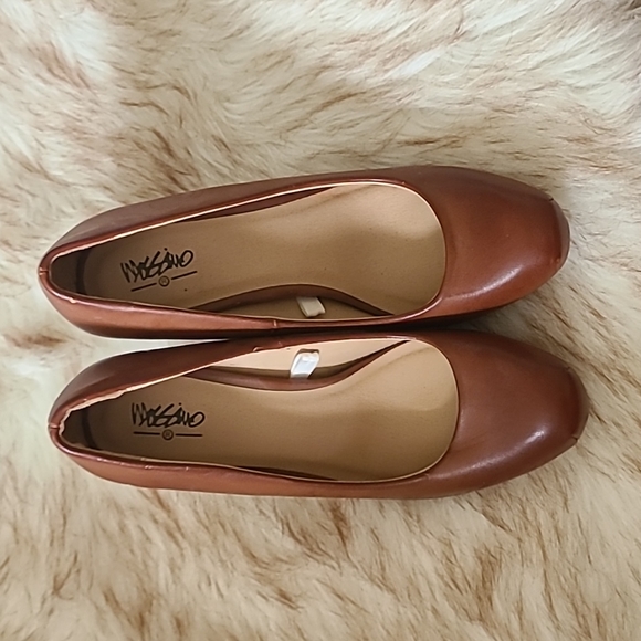 Heels - Picture 2 of 3